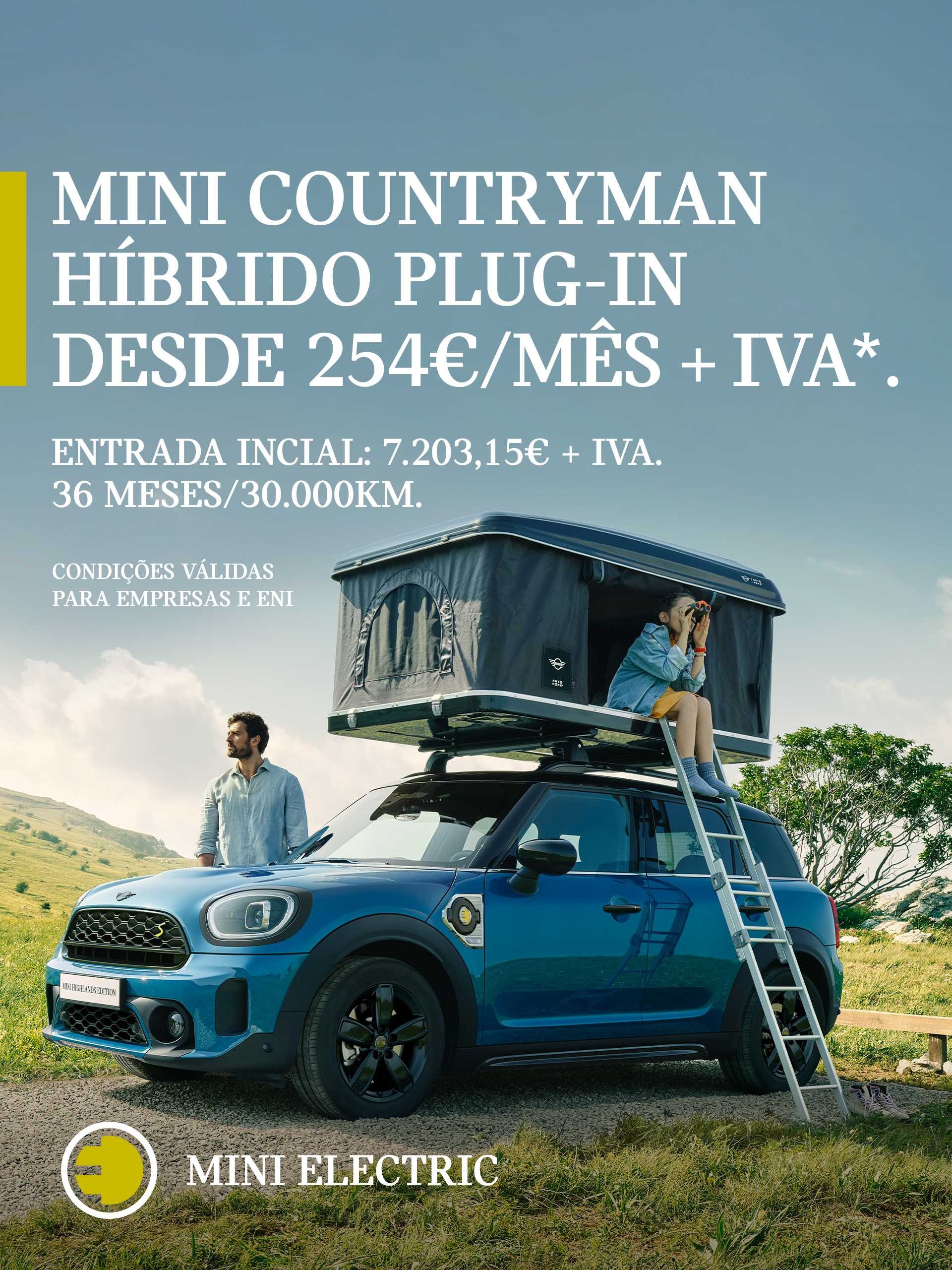 MINI Countryman Híbrido Plug-In MINI Countryman Híbrido Plug-In, de cor azul, homem e mulher junto do veículo com o acessório de camping no tejadilho.